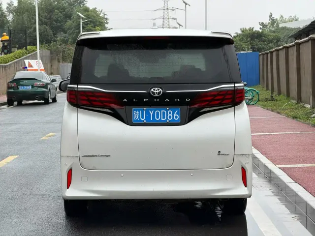 Toyota Alphard — Фото автомобиля 3