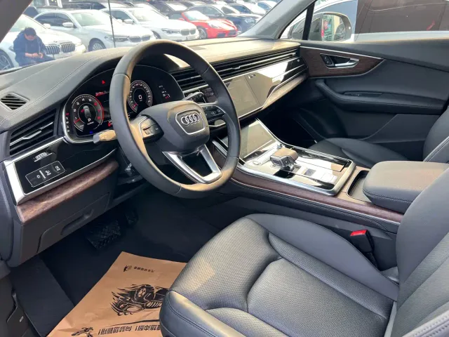Audi Q7 — Фото автомобиля 14