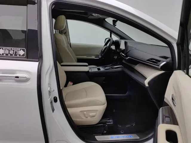 Toyota Sienna — Фото автомобиля 23
