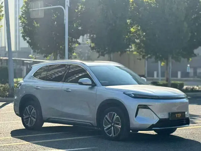 Geely Galaxy Starship 7 EM-i — Фото автомобиля 3