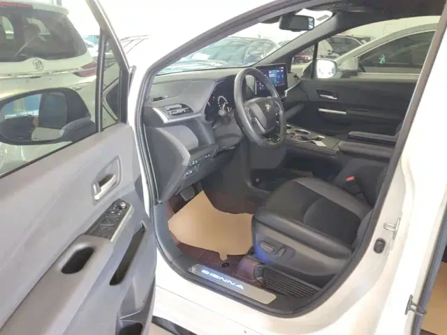 Toyota Sienna — Фото автомобиля 15