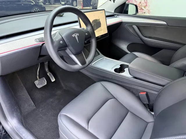 Tesla Model Y — Фото автомобиля 11