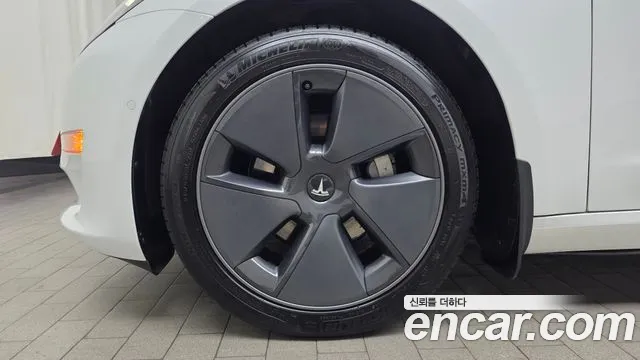 Tesla Model 3 — Фото автомобиля 4