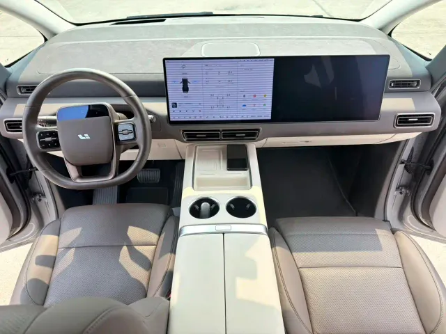 Li Auto MEGA — Фото автомобиля 10