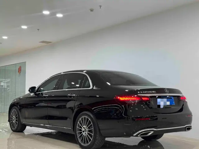 Mercedes-Benz E-Class — Фото автомобиля 4