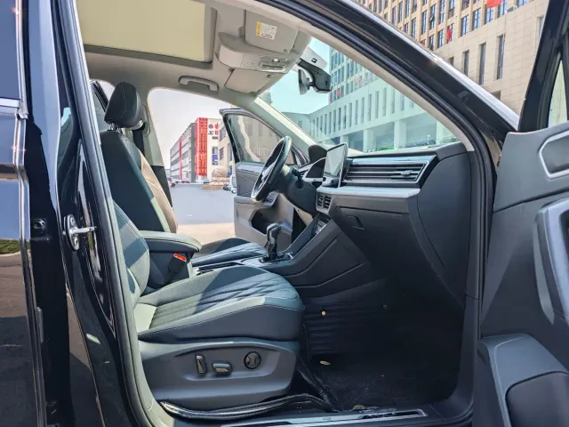 Volkswagen Tiguan L — Фото автомобиля 25