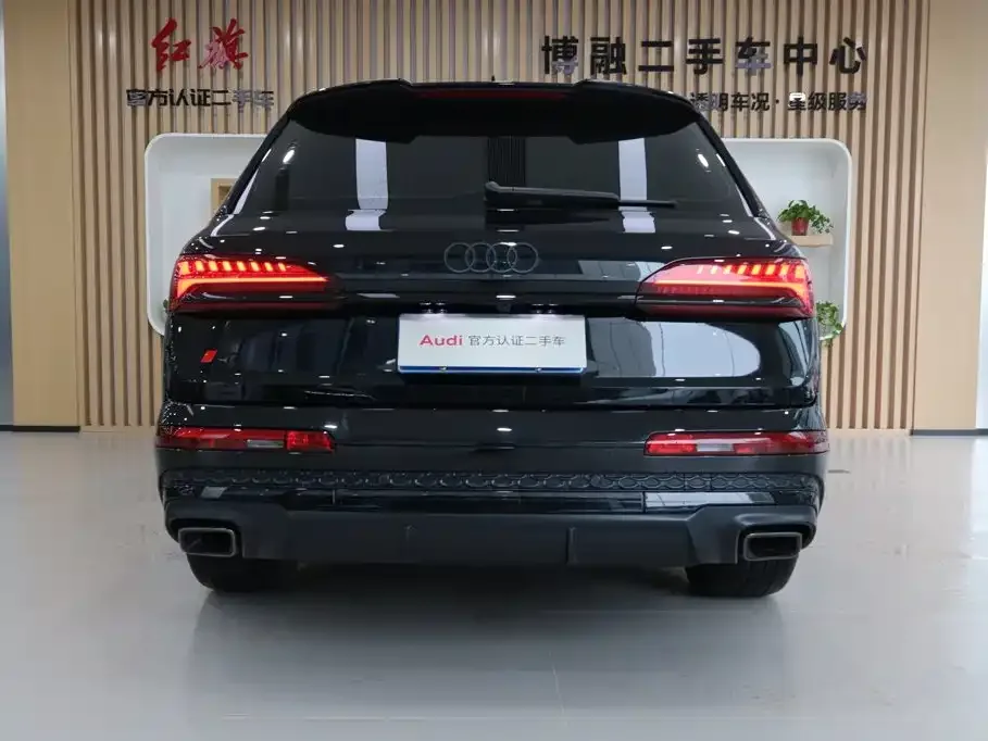 Audi Audi Q7 2025 45 TFSI quattro S line Black Warrior — Фото автомобиля 5