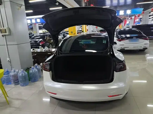 Tesla Model 3 — Фото автомобиля 18