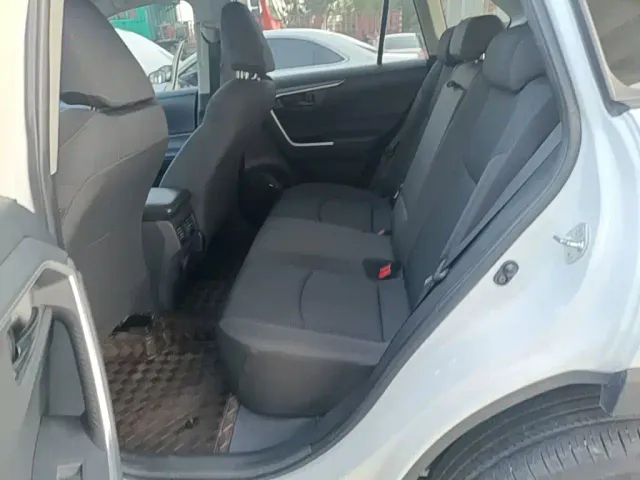 Toyota RAV4 — Фото автомобиля 12