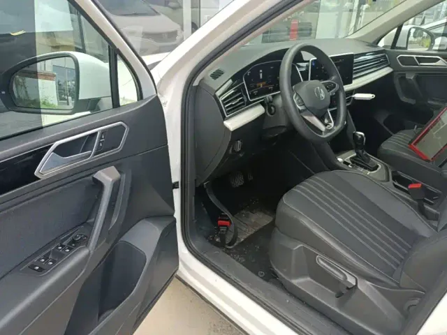 Volkswagen Tiguan L — Фото автомобиля 15