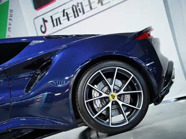 Lotus Emira — Фото автомобиля 10