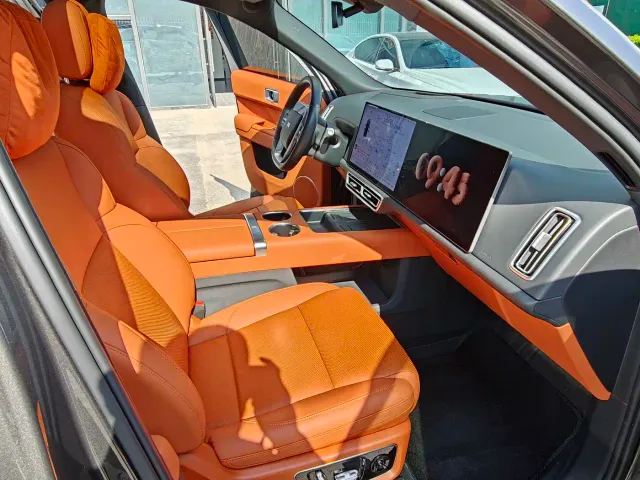 Li Auto L8 — Фото автомобиля 10