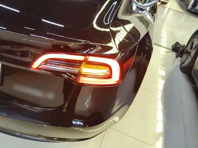Tesla Model 3 — Фото автомобиля 7