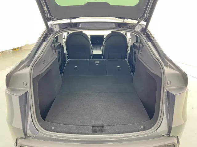 Tesla Model Y — Фото автомобиля 21