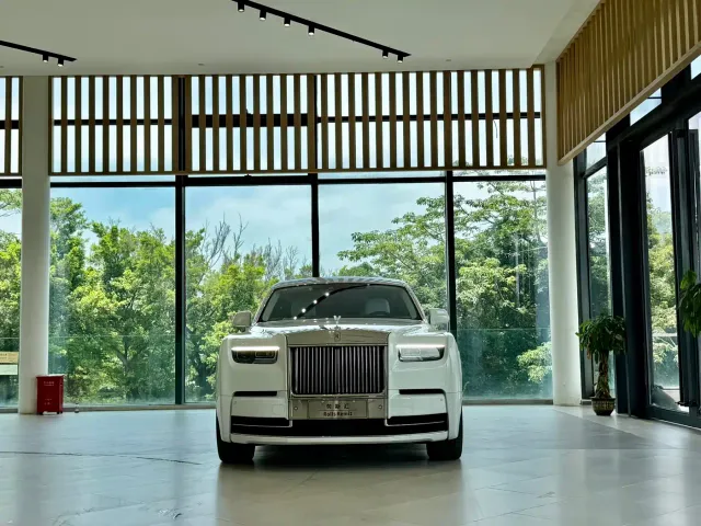 Rolls-Royce Phantom — Фото автомобиля 2