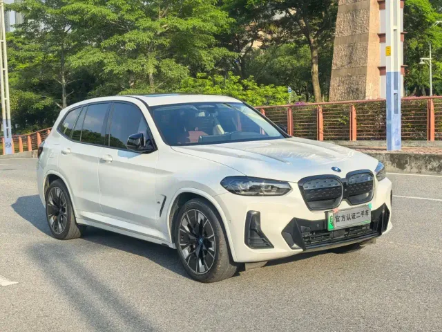 BMW iX3 — Фото автомобиля 3