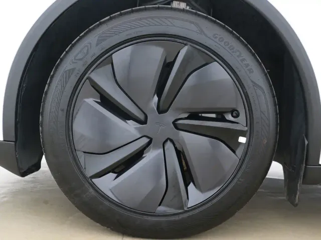 Tesla Model Y — Фото автомобиля 13
