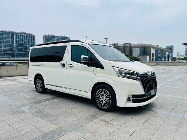 Toyota HIACE — Фото автомобиля 3