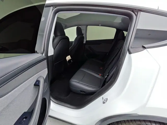 Tesla Model Y — Фото автомобиля 9