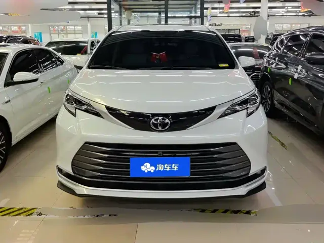 Toyota Sienna — Фото автомобиля 2
