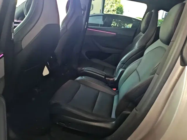Tesla Model Y L — Фото автомобиля 16