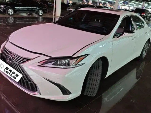 Фотография автомобиля — Lexus ES
