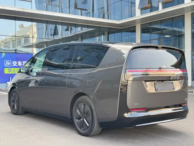 Li Auto MEGA — Фото автомобиля 6