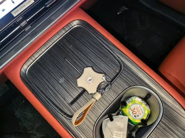 Dongfeng Yipai eπ008 2024 210Max Range Extender 6-Seater — Фото автомобиля 8