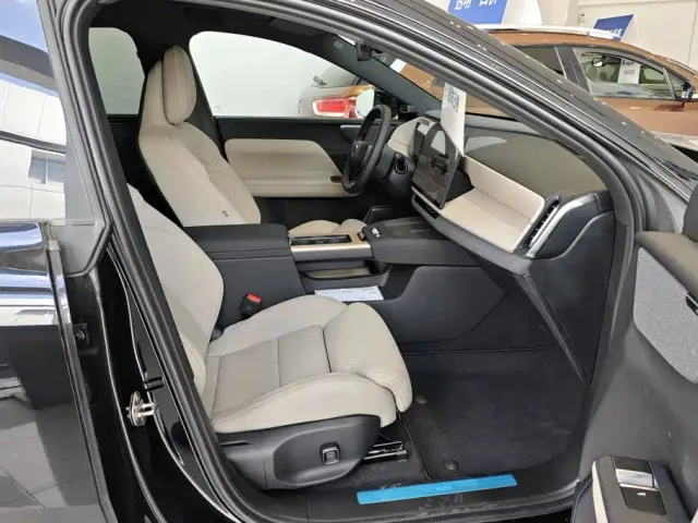 Volvo XC70 Plug-in Hybrid — Фото автомобиля 8