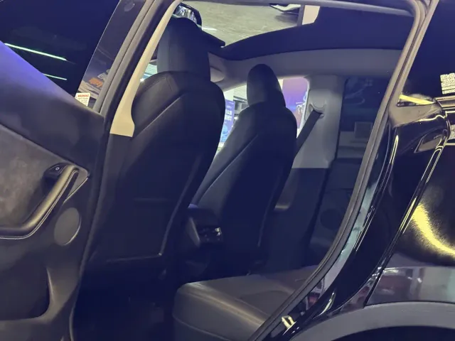 Tesla Model Y — Фото автомобиля 15
