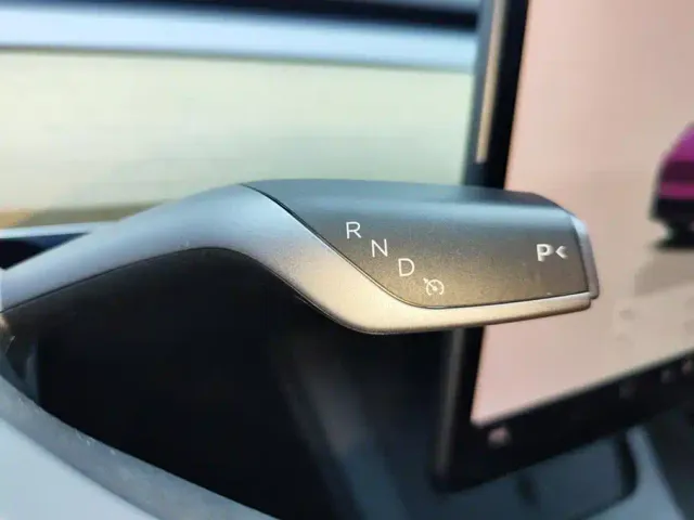 Tesla Model Y — Фото автомобиля 16