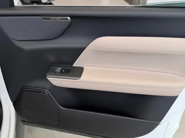 Volvo XC70 Plug-in Hybrid — Фото автомобиля 7
