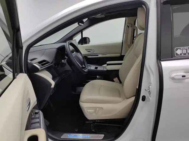 Toyota Sienna — Фото автомобиля 10