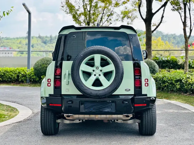 Land Rover Defender — Фото автомобиля 11