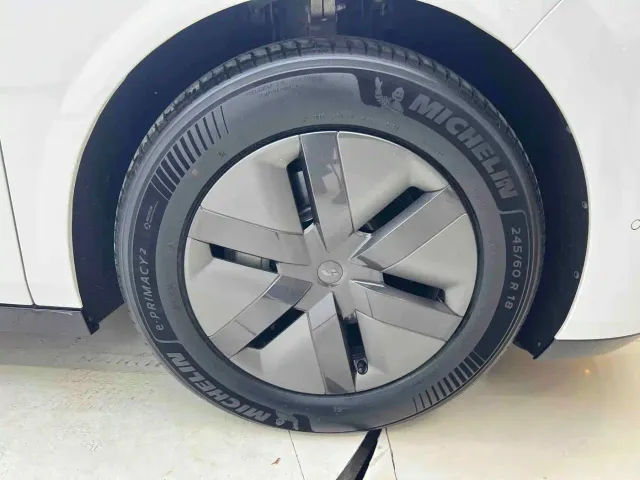 Li Auto MEGA — Фото автомобиля 12