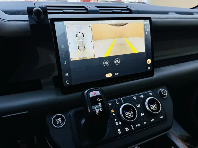 Land Rover Defender — Фото автомобиля 12