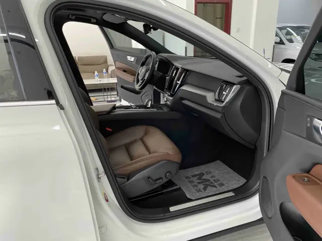 Volvo XC60 — Фото автомобиля 7