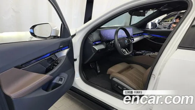 BMW 5 Series G60 — Фото автомобиля 15