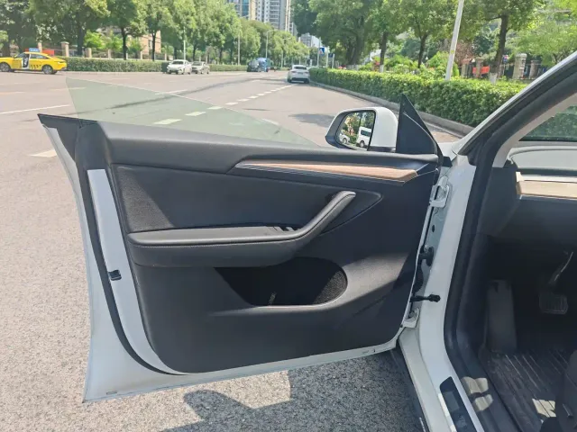 Tesla Model Y — Фото автомобиля 20