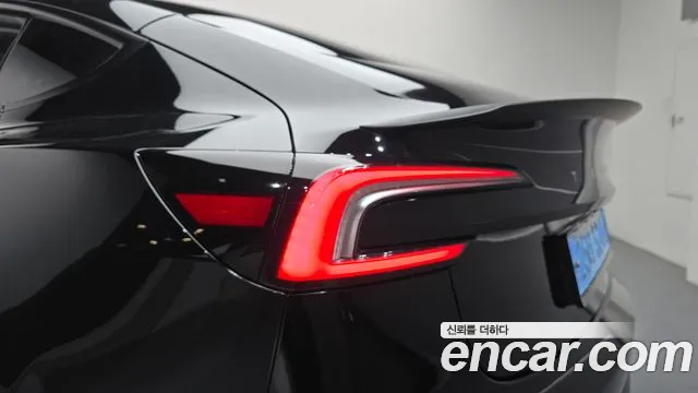 Tesla Model 3 — Фото автомобиля 8