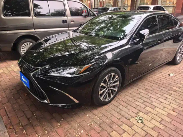 Фотография автомобиля — Lexus ES