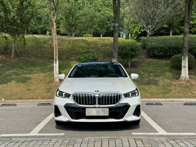 Фотография автомобиля — BMW 5 Series
