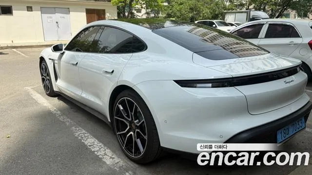 Porsche Taycan — Фото автомобиля 6