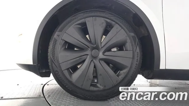 Tesla Model Y — Фото автомобиля 4