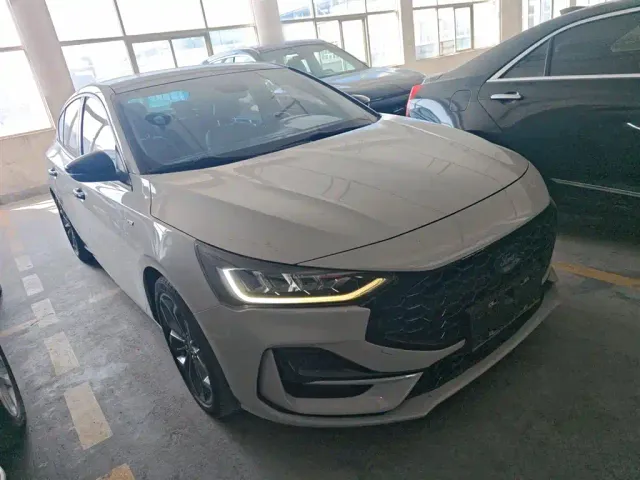 Ford Focus — Фото автомобиля 3