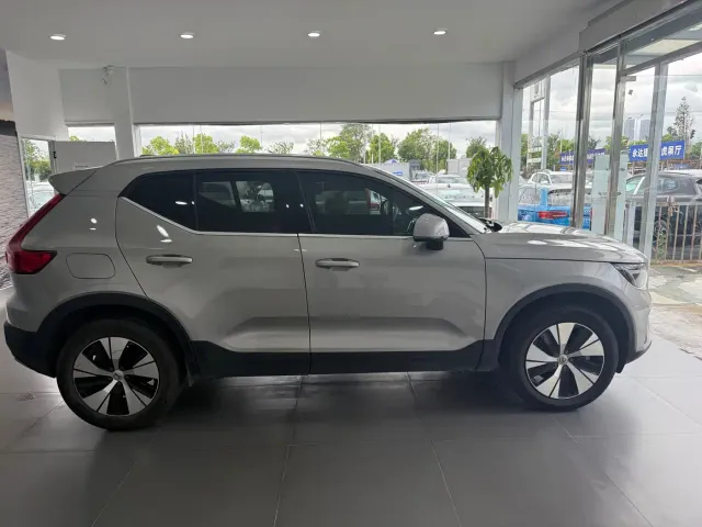 Volvo XC40 — Фото автомобиля 3