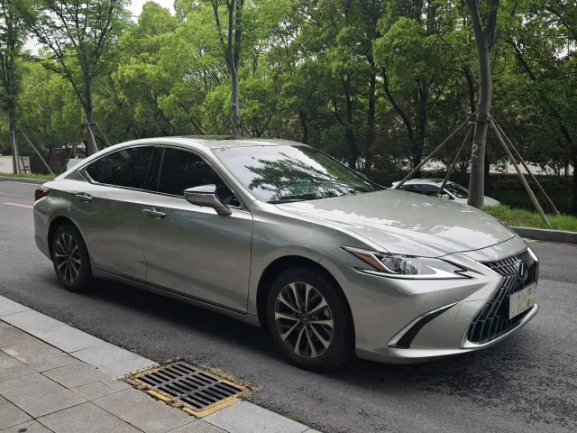 Lexus ES — Фото автомобиля 2