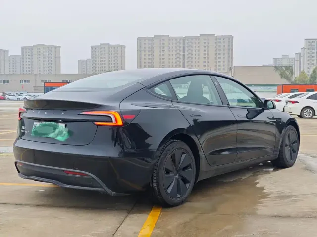 Tesla Model 3 — Фото автомобиля 9