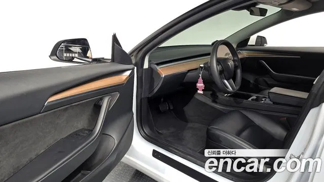 Tesla Model 3 — Фото автомобиля 10
