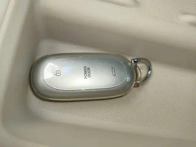 Li Auto MEGA — Фото автомобиля 8